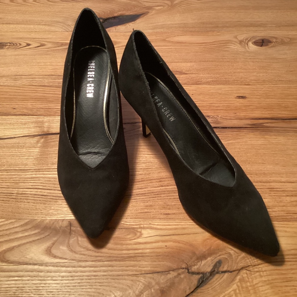 CHELSEA CREW Vera Pointy Toe Pumps